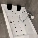 з джакузі вулиця під голоском 15 б стилізована з новим сучасний ремонтом Апартаменты